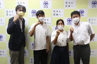 まつだたくやさん、ふくなみさきさん、校長先生と並ぶ市長の写真