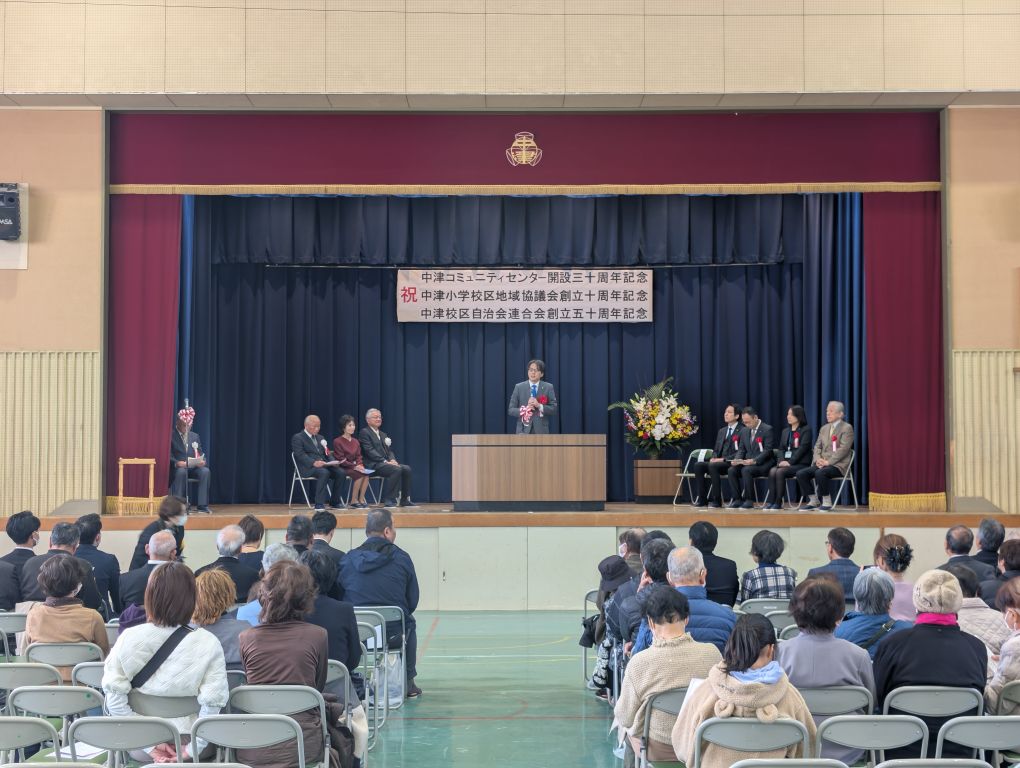 参加者の前であいさつをする市長の写真