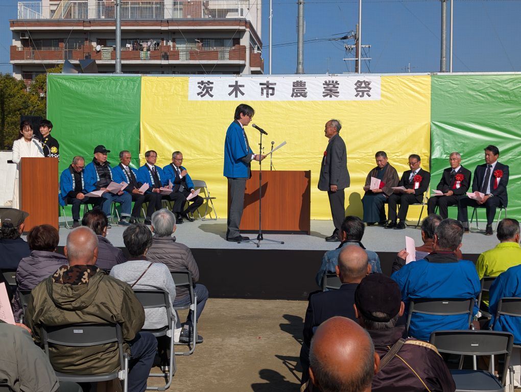 表彰状を授与する市長の写真