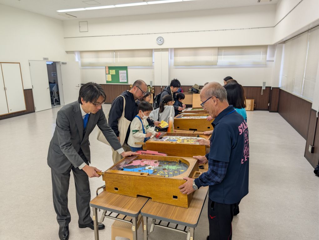 ゲームをする市長の写真