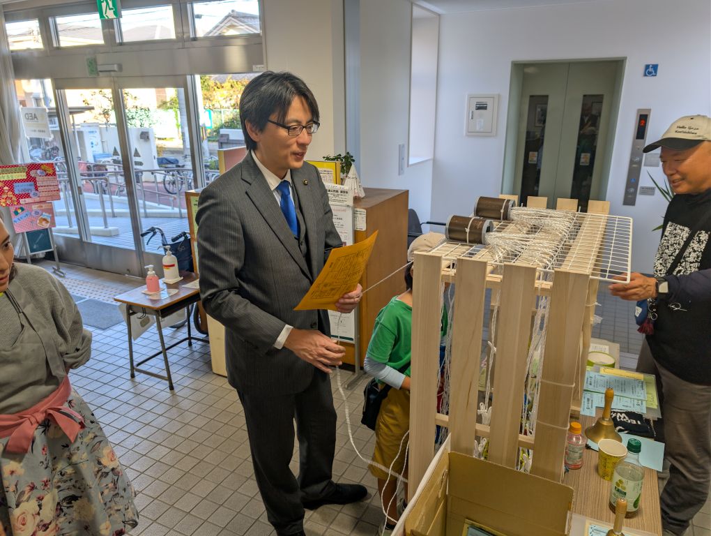 展示を見る市長の写真