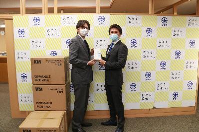 株式会社アズウェル様から寄付を受けとる市長の写真