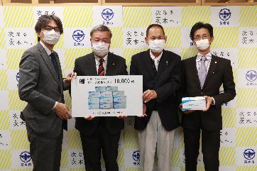 茨木西ロータリークラブの皆様から寄付を受けとる市長の写真