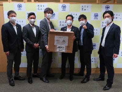 茨木青年会議所の皆様から寄付を受けとる市長の写真