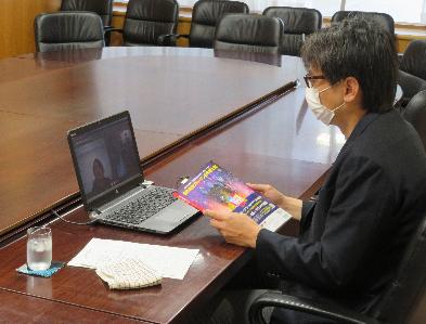 パソコンを前にリモート取材を受ける市長の写真