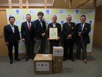 茨木ライオンズクラブのみなさまが、市長と感謝状を持ち、並んでいる写真