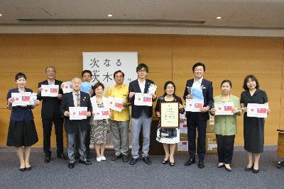 台湾せいこうぶんかげいじゅつききんかいの皆様が、感謝状を持ち、市長と並んでいる写真