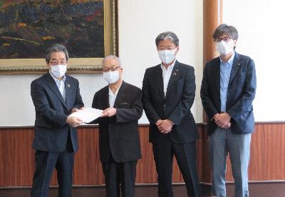後藤市長、森山市長と市長が、田中大阪府副知事に要望書を渡している写真