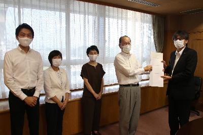 監査委員の皆様から、意見書を受け取る市長の写真