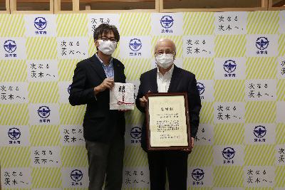茨木カンツリー倶楽部様が感謝状を持ち、市長と並んでいる写真