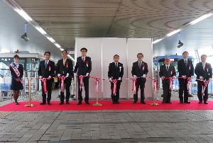 大阪モノレール株式会社社長と各市市長と並ぶ市長の写真