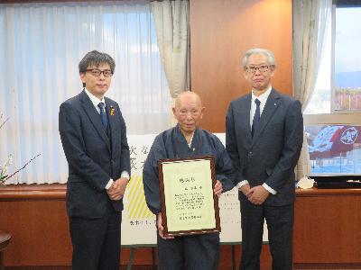 もりせんが氏が感謝状を持ち、市長と教育長と並んでいる写真