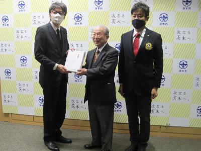 茨木ローズライオンズクラブ様と市長が並んでいる写真