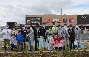 一緒に植樹をした市民の皆様と市長の集合写真