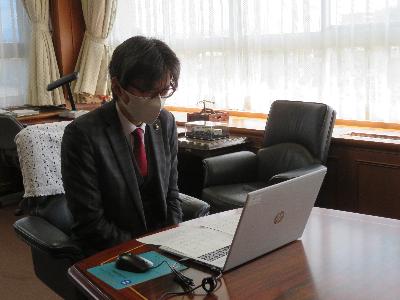 パソコンに向かう市長の写真