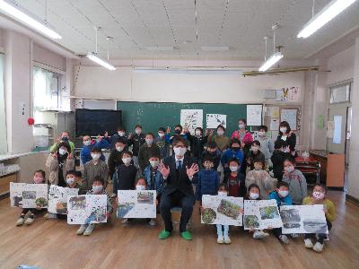 4年生の皆さんと市長の集合写真