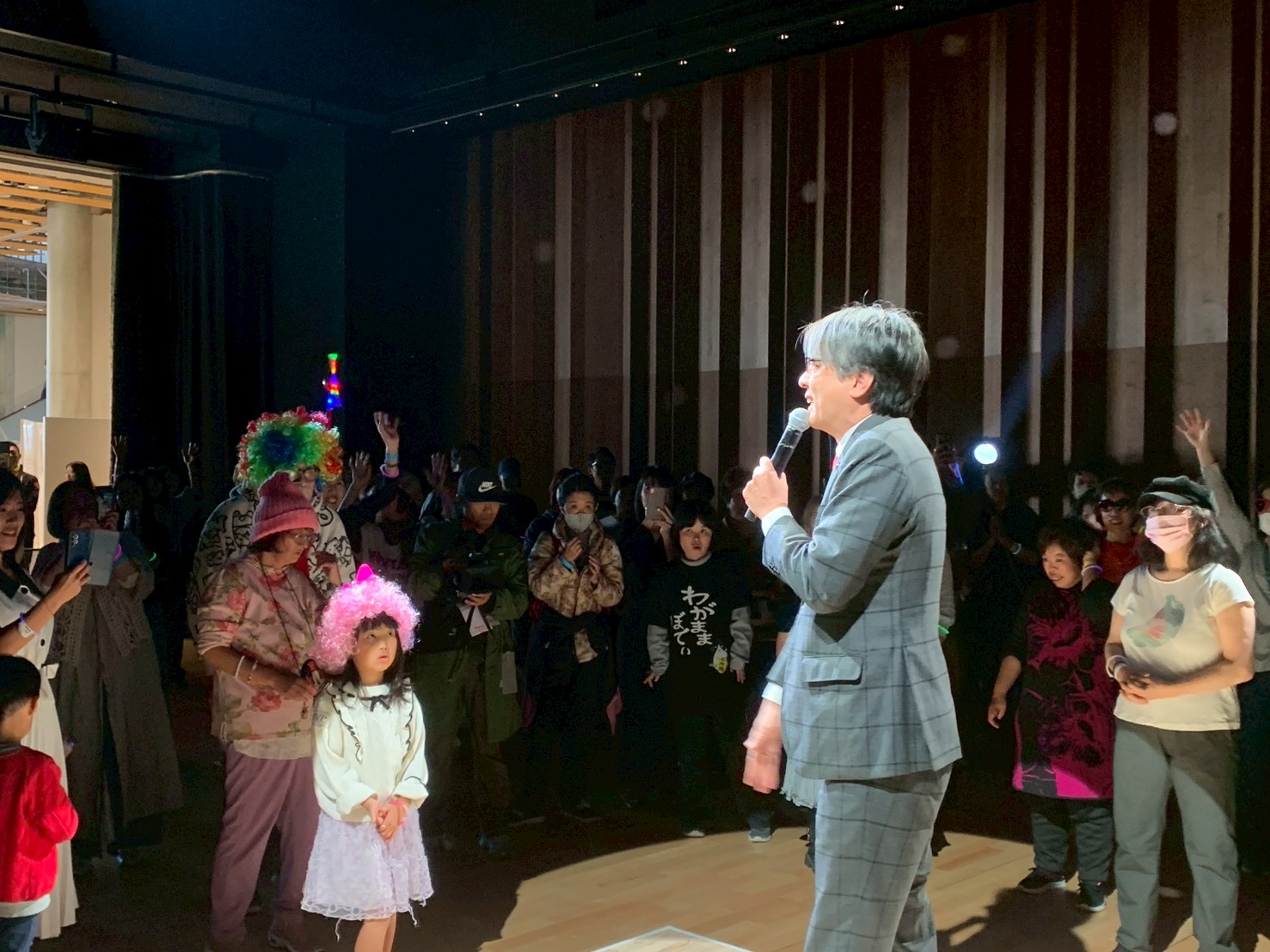 来場者の前であいさつをする市長の写真