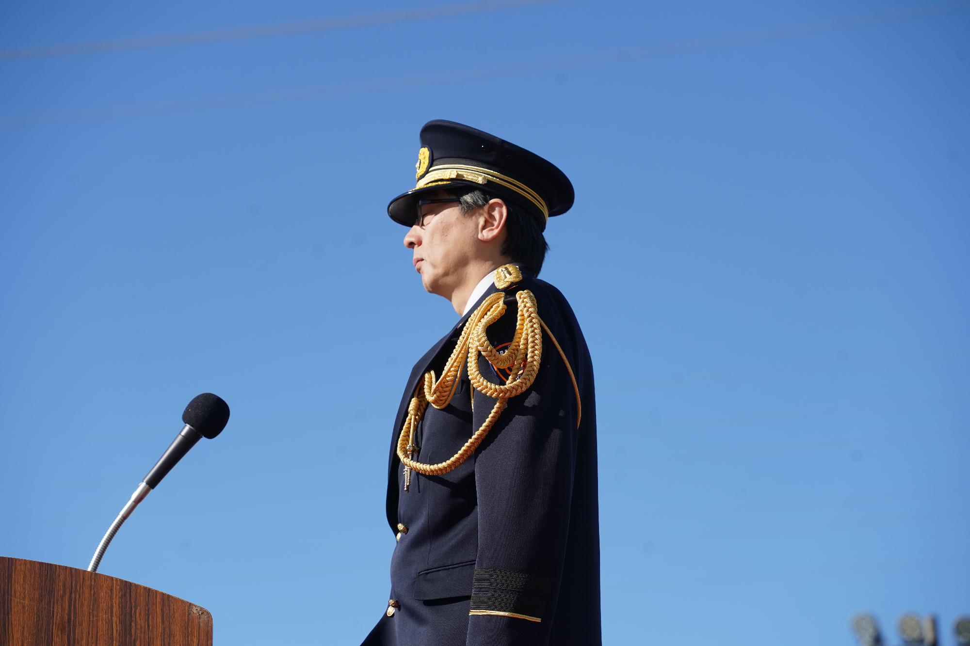 来場者の前であいさつをする市長の写真