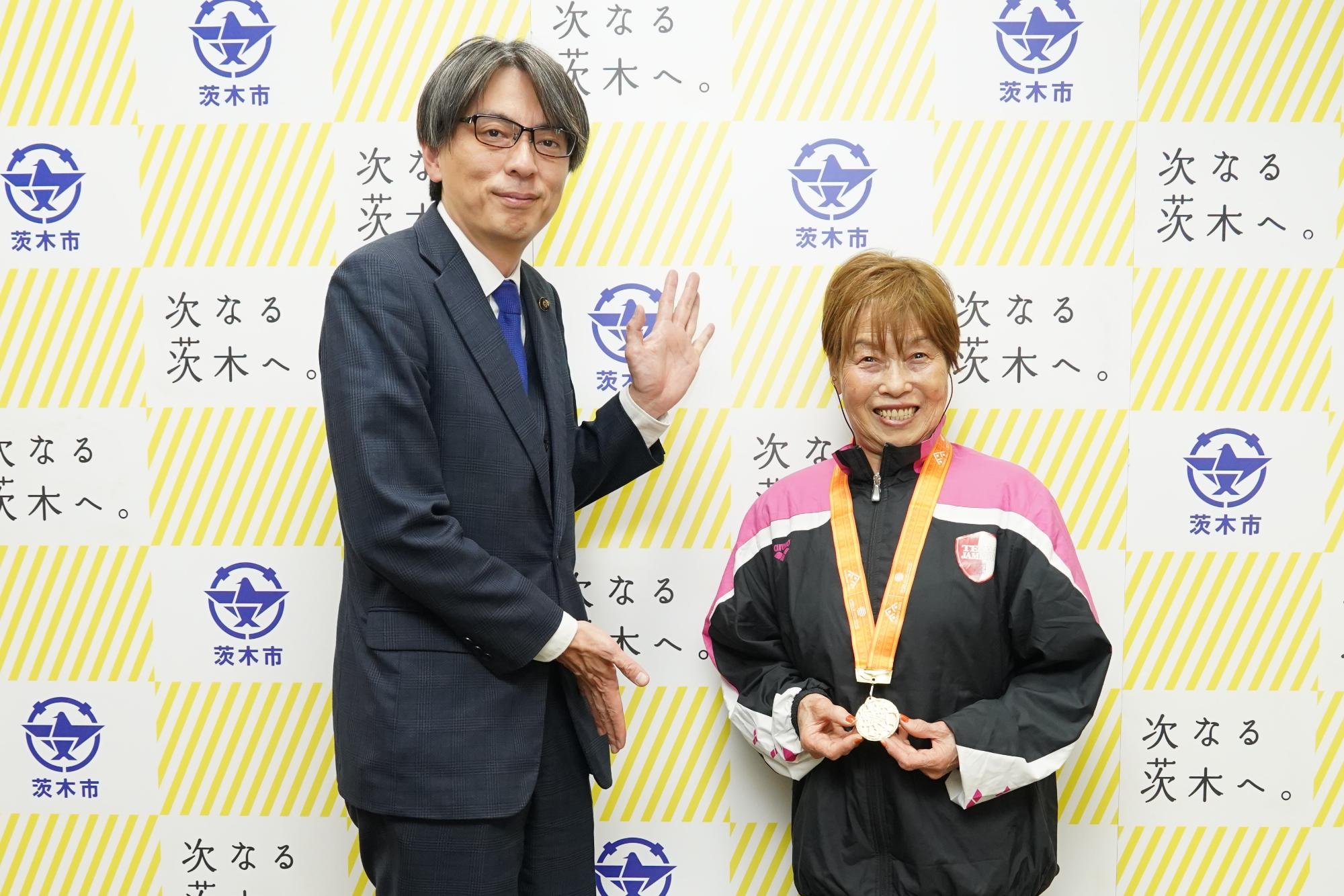 大崎喜子さんと市長の写真