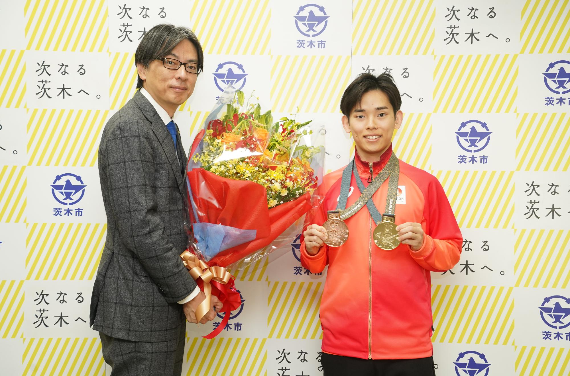 選手と市長の写真