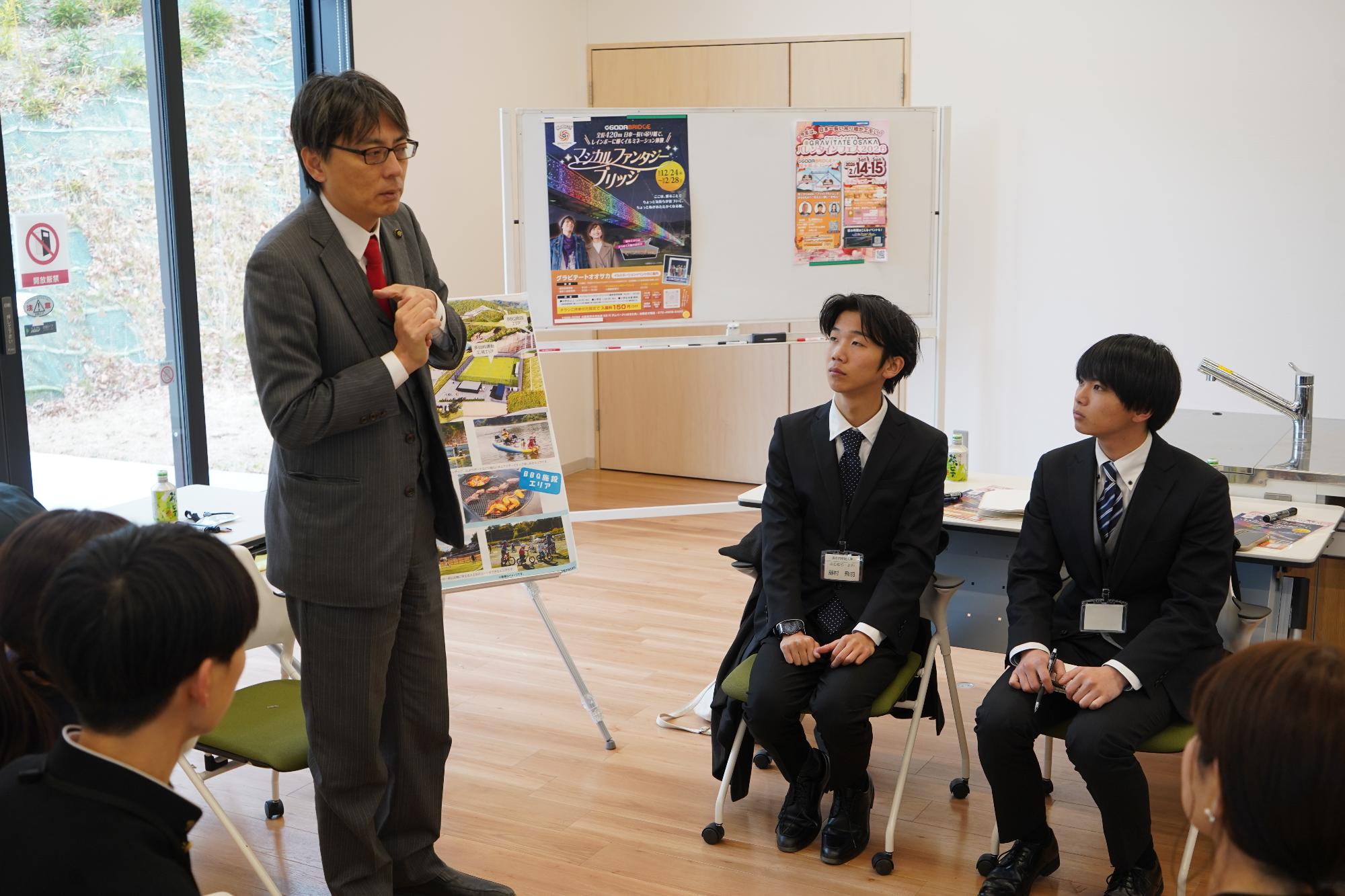 参加者の前であいさつをする市長の写真