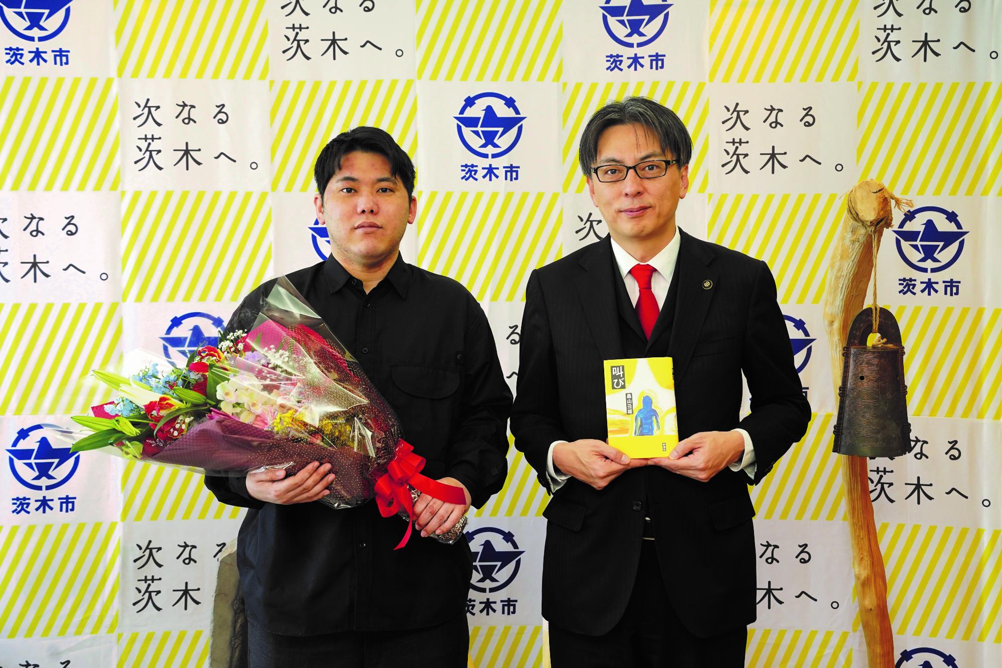 受賞者と市長の写真