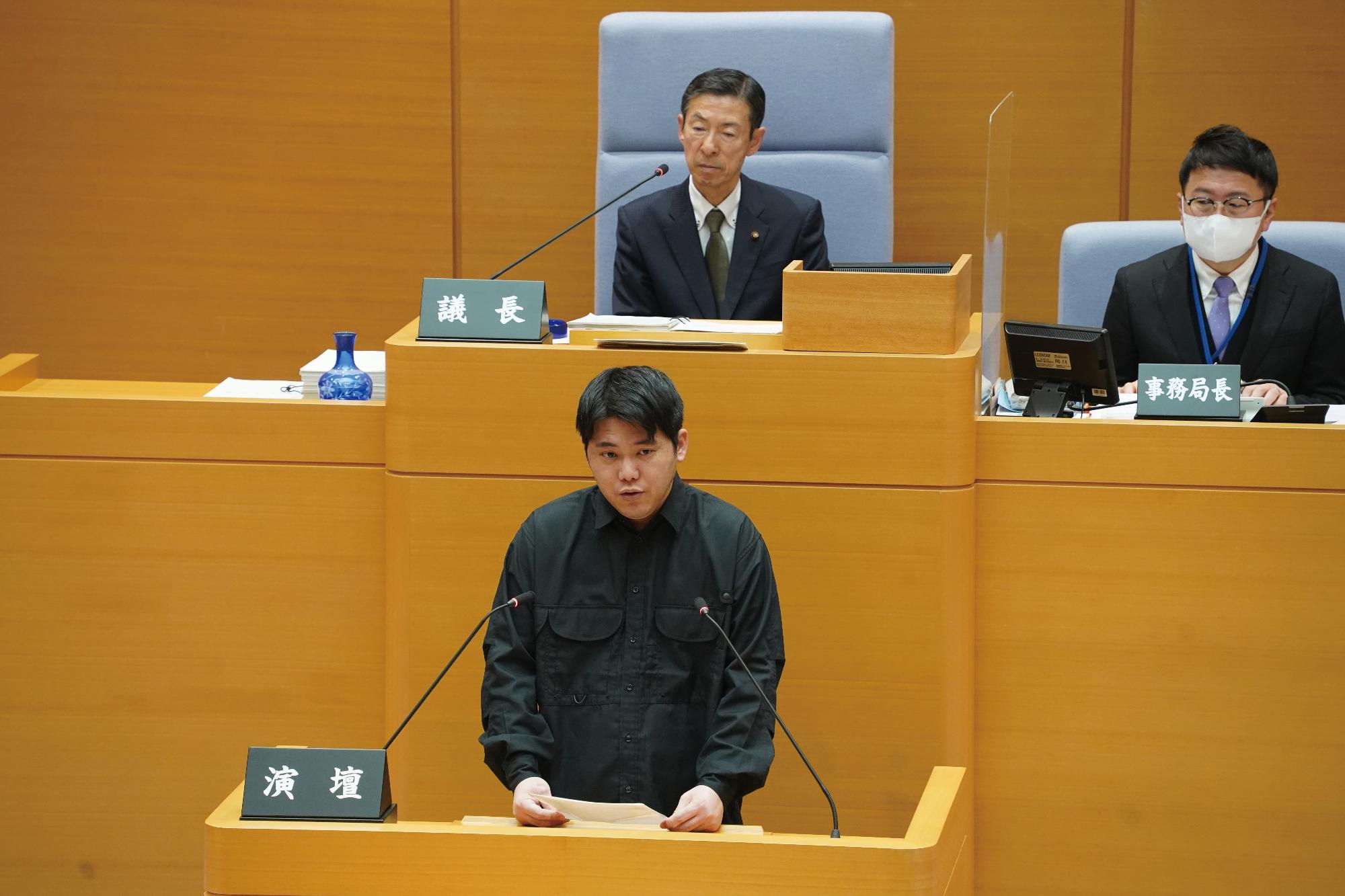 議場であいさつをする受賞者の写真