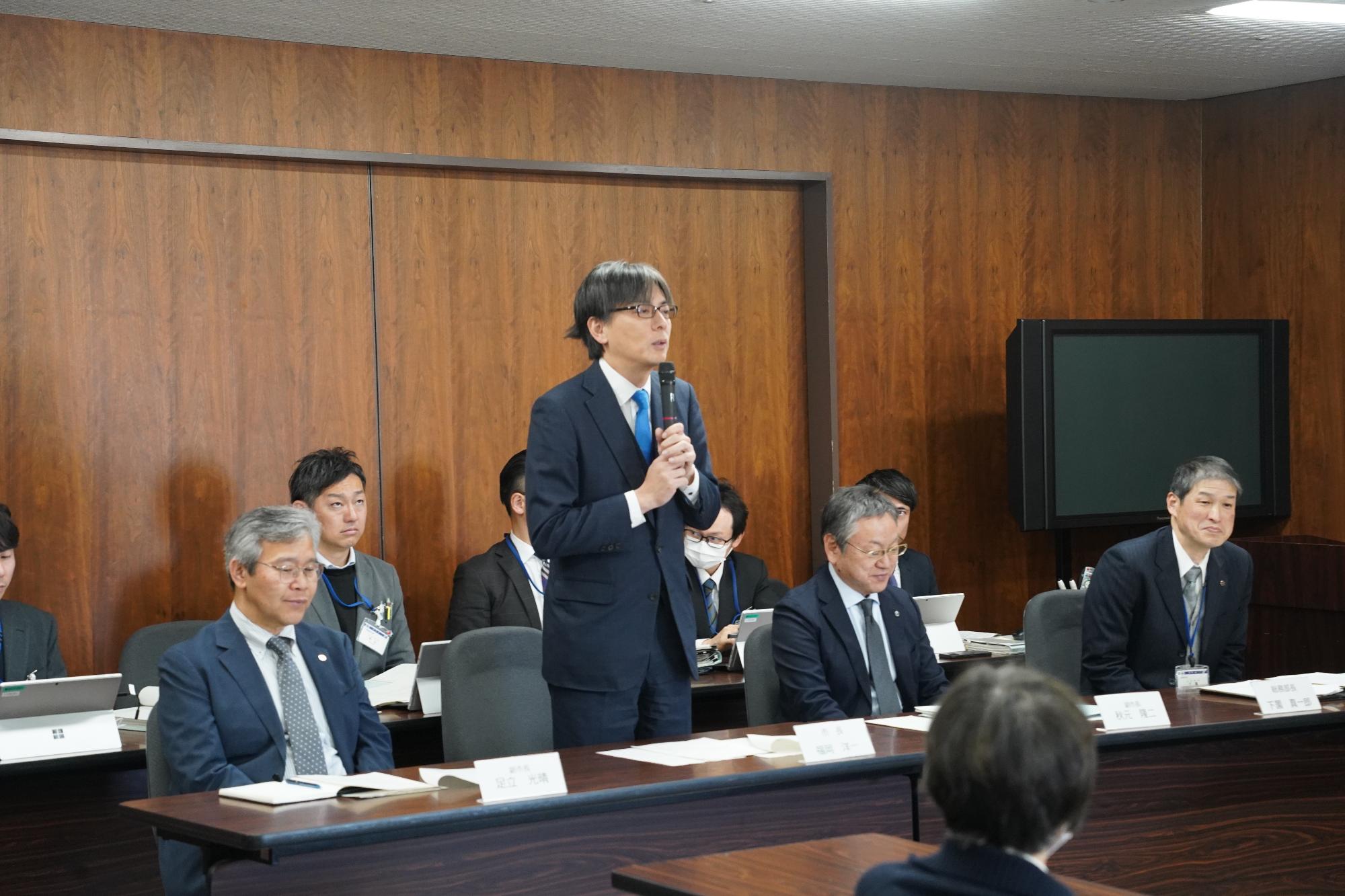 出席者の前であいさつをする市長の写真