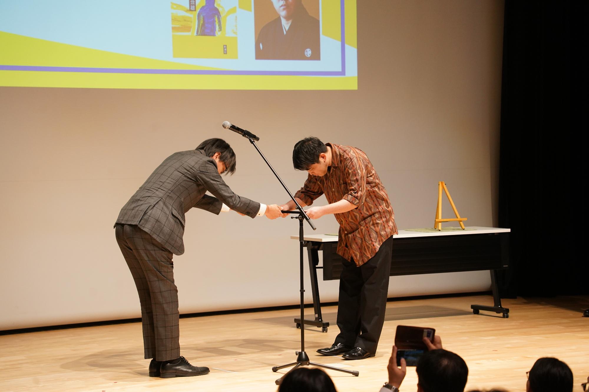 賞詞を贈呈する市長の写真