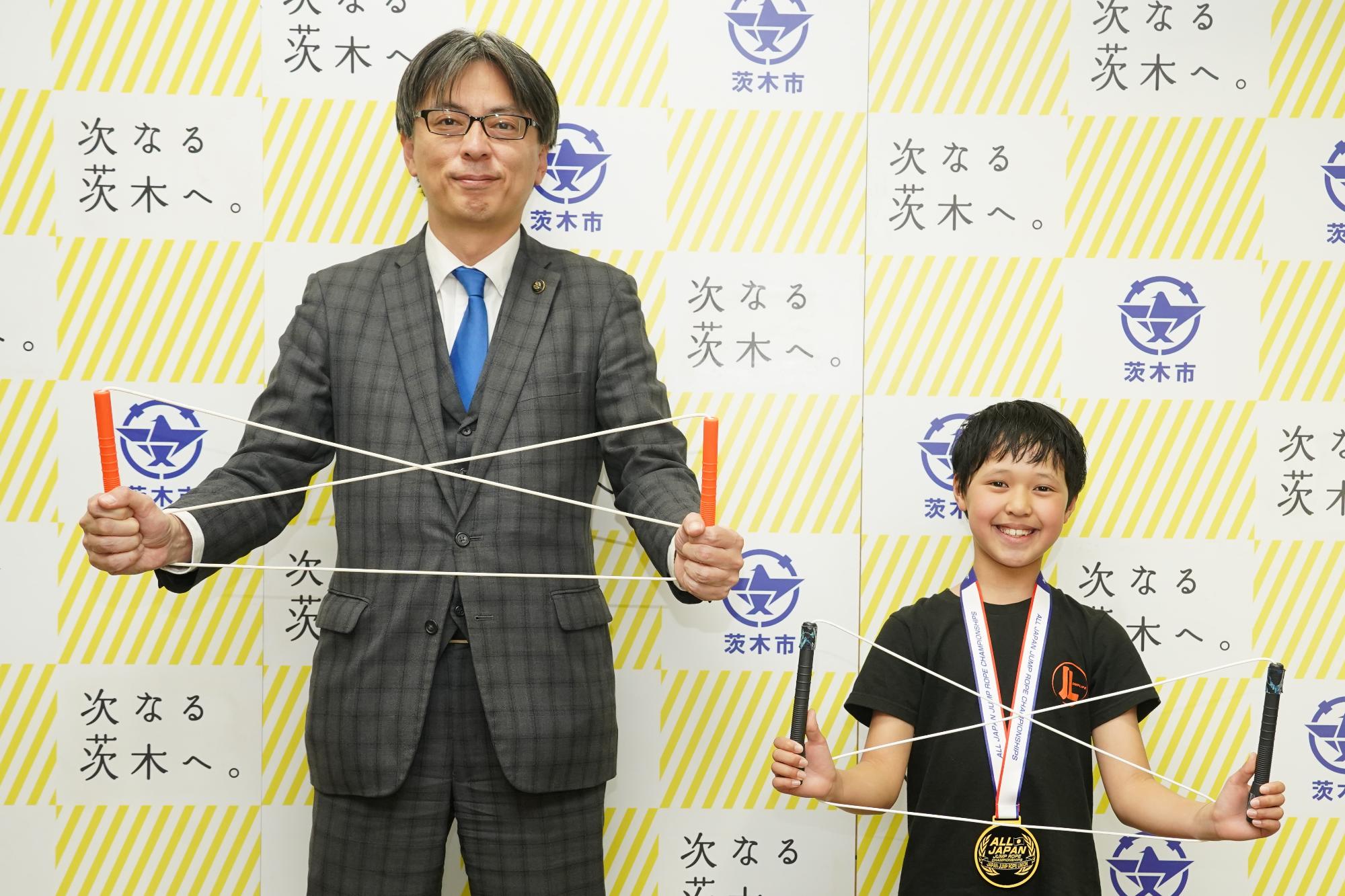 選手と市長の写真