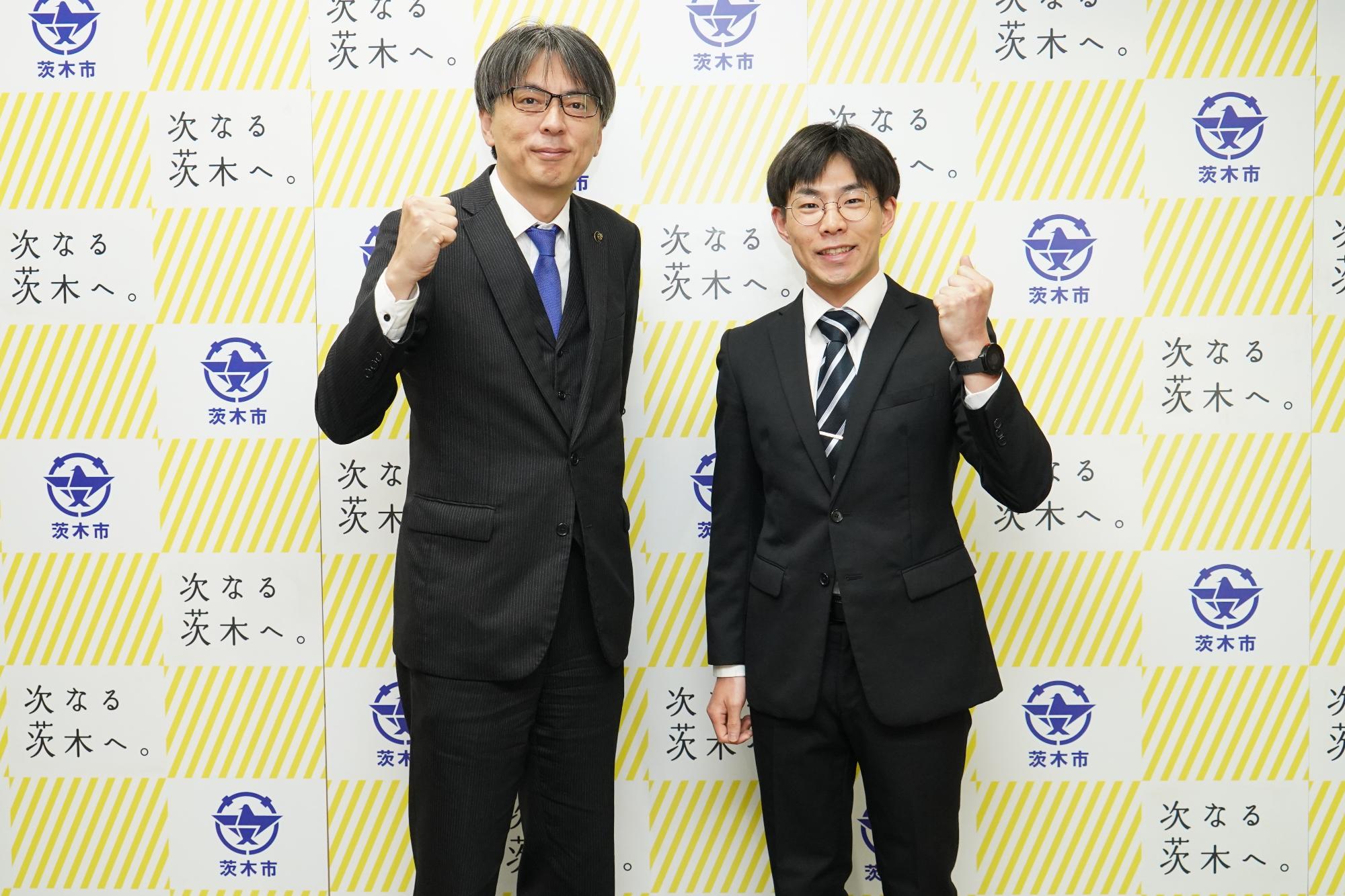 ガッツポーズをする道坂怜生さんと市長の写真