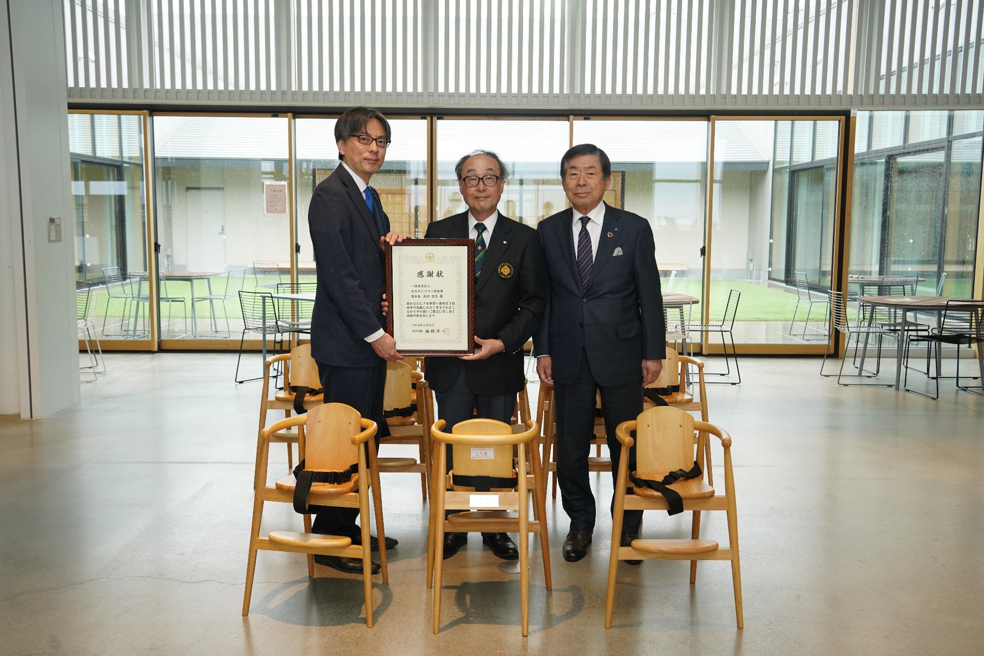 寄附者と市長の写真