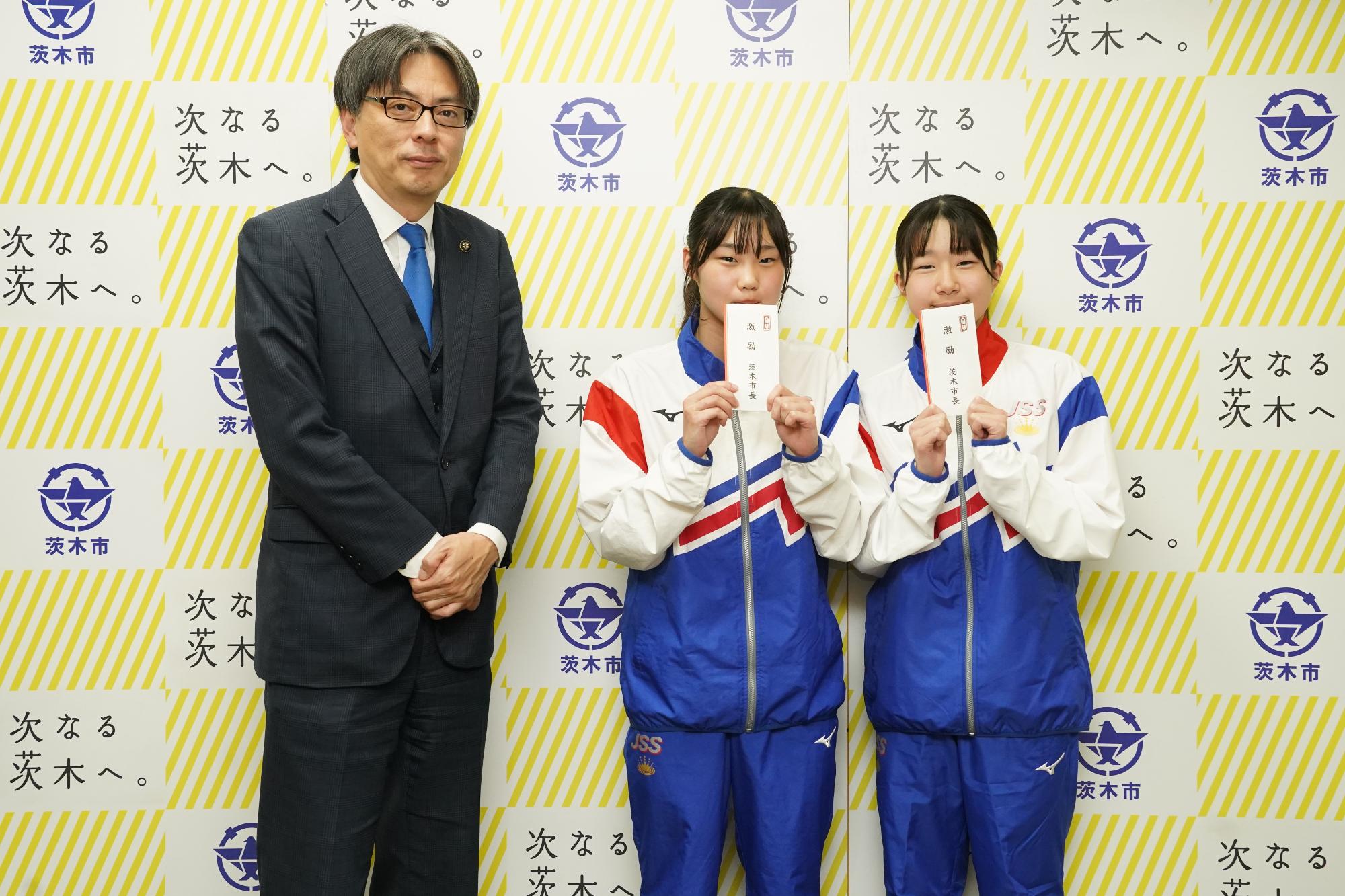 選手と市長の写真
