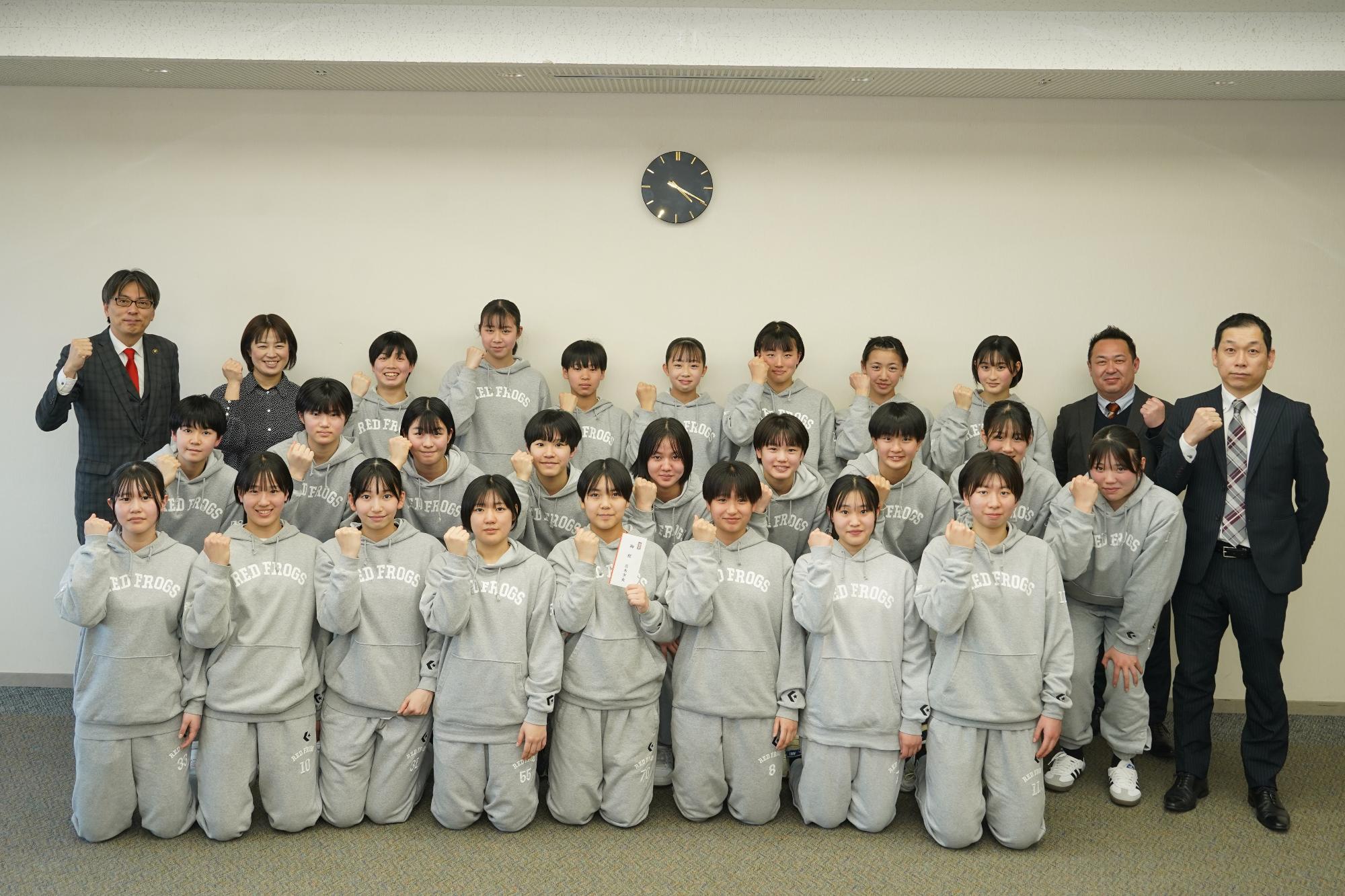 ガッツポーズをする選手の皆さんと市長の写真