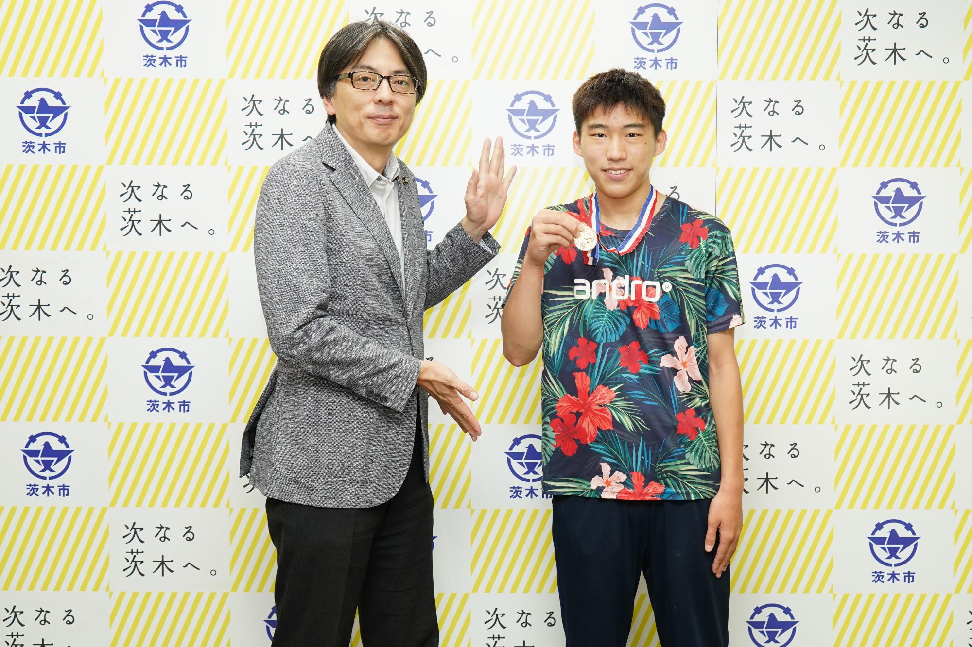 田中雅也さんと市長の写真