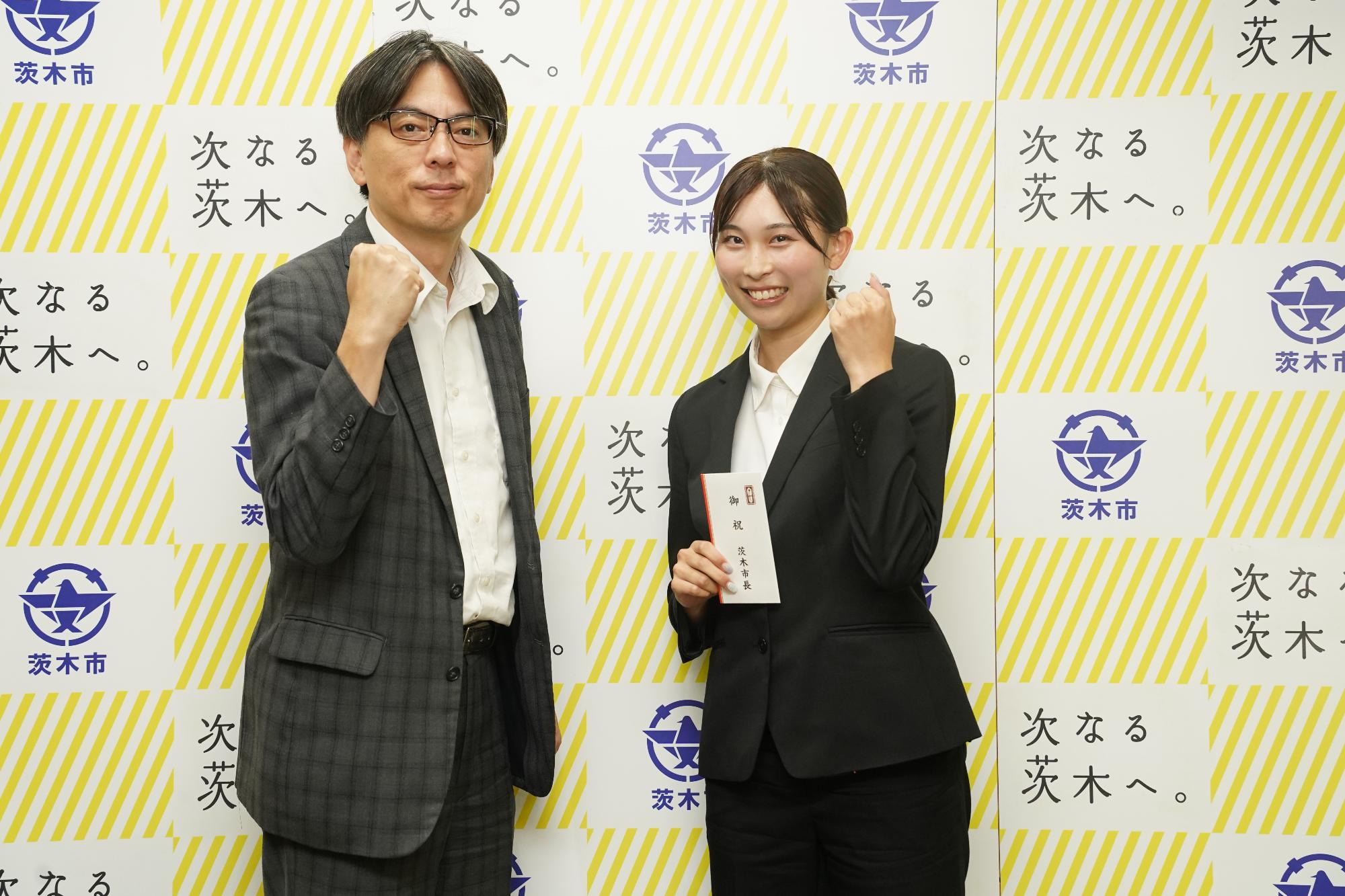 ガッツポーズをする白石 羽蘭さんと市長の写真