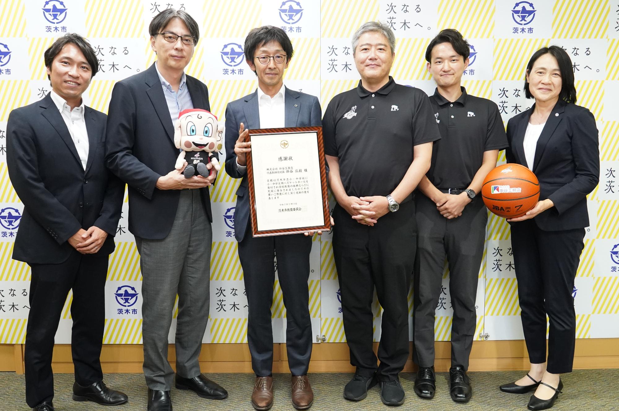 掛谷工務店様と市長の写真