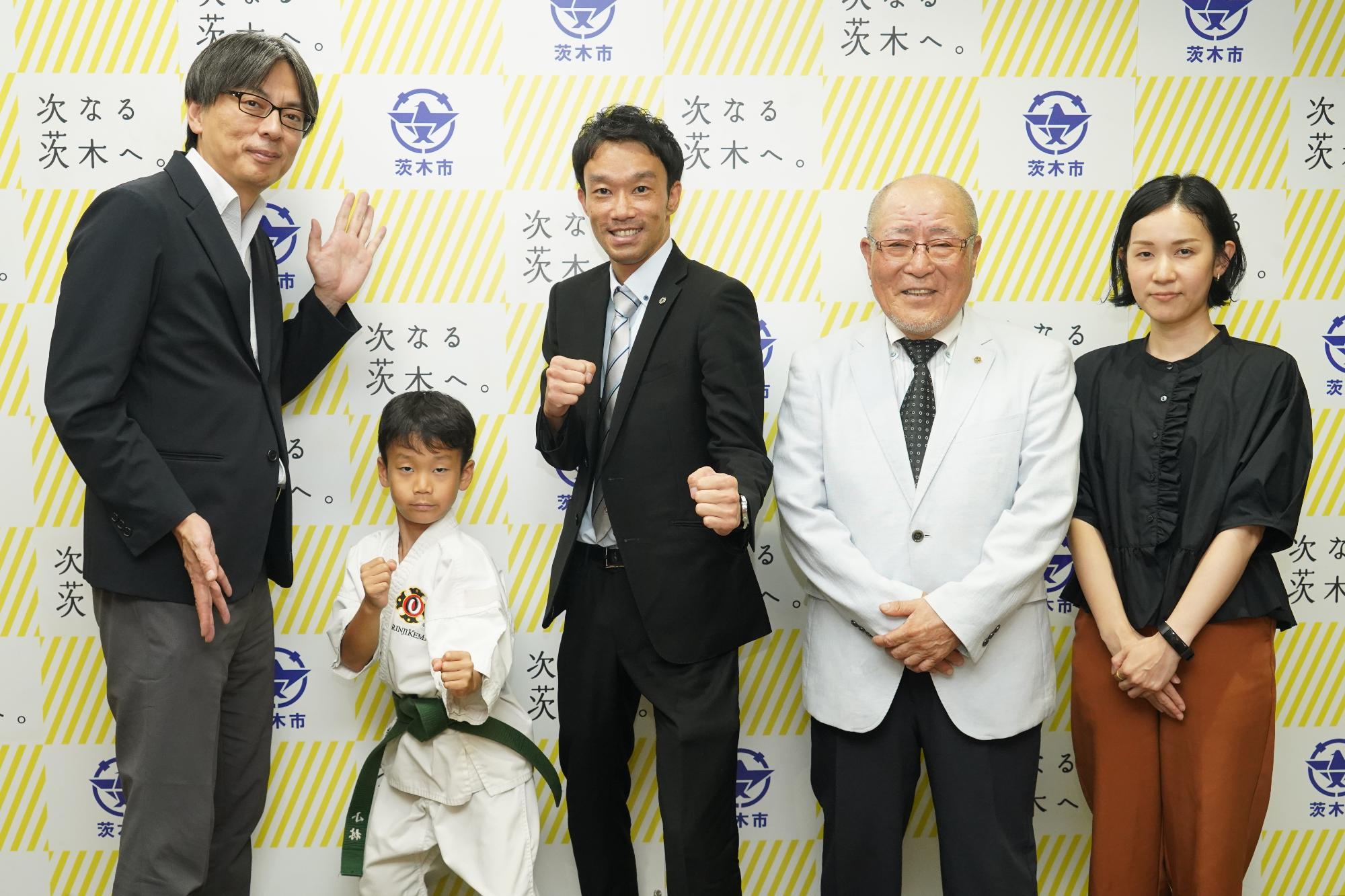 選手、関係者と市長の写真