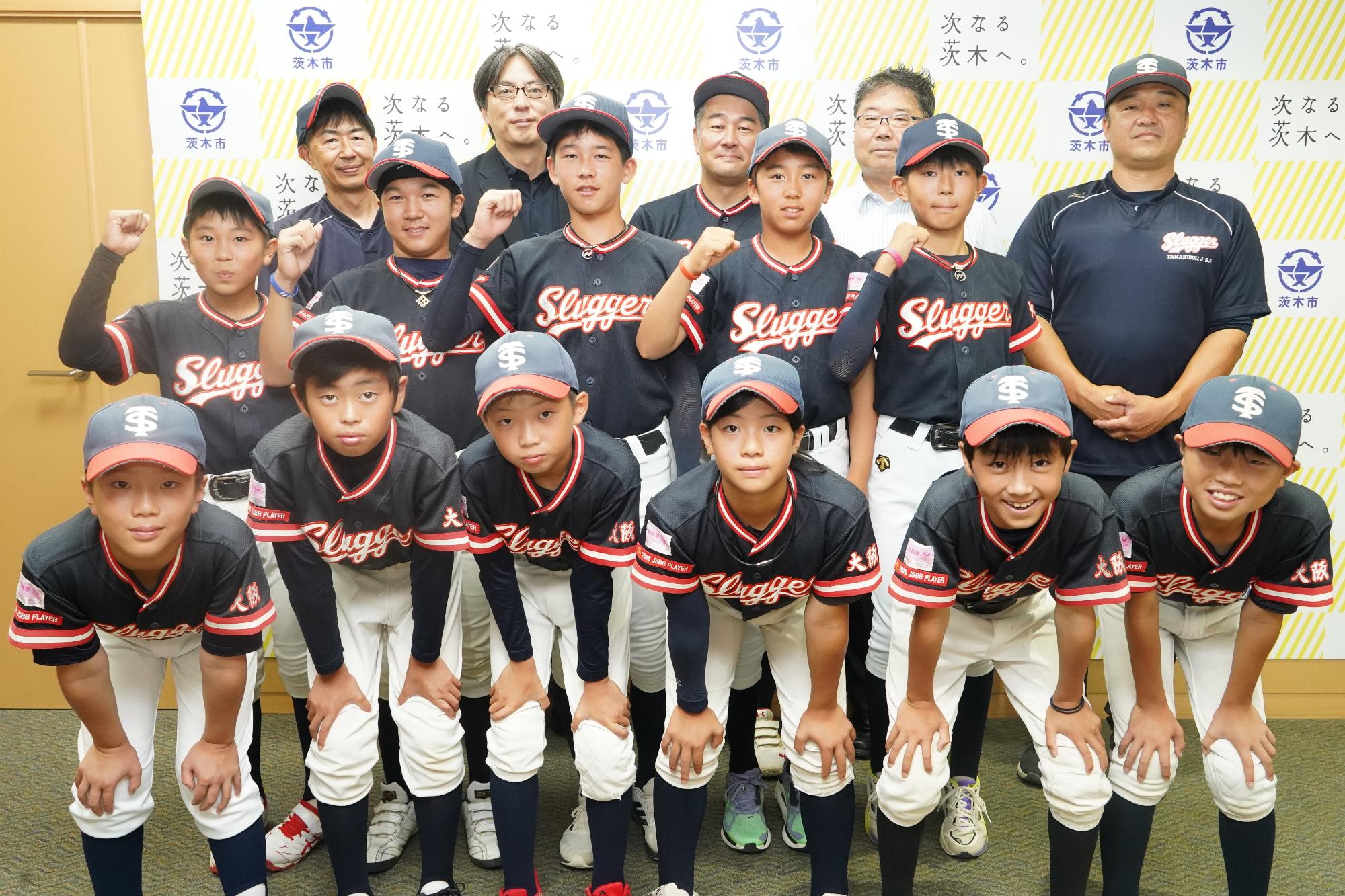 選手、関係者と市長の写真