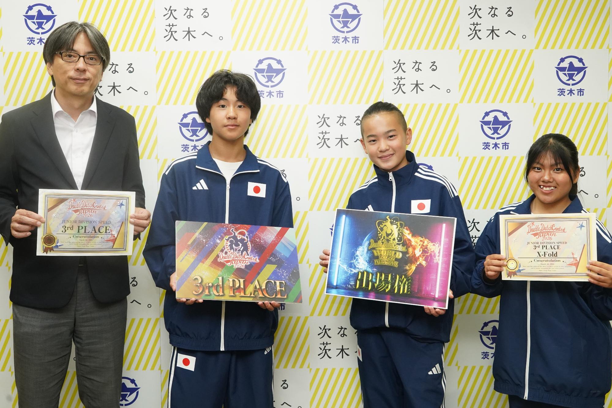 選手と市長の写真