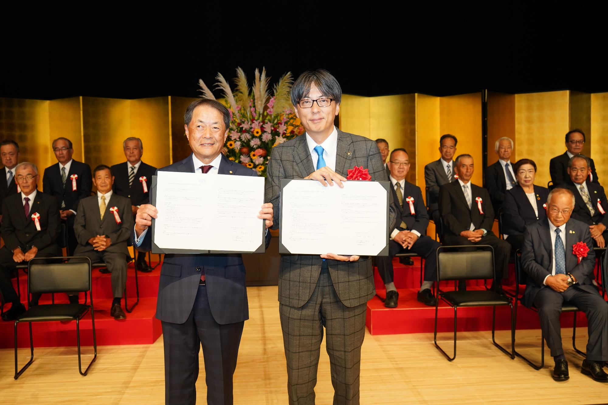 JA茨木市代表理事組合長と市長の写真