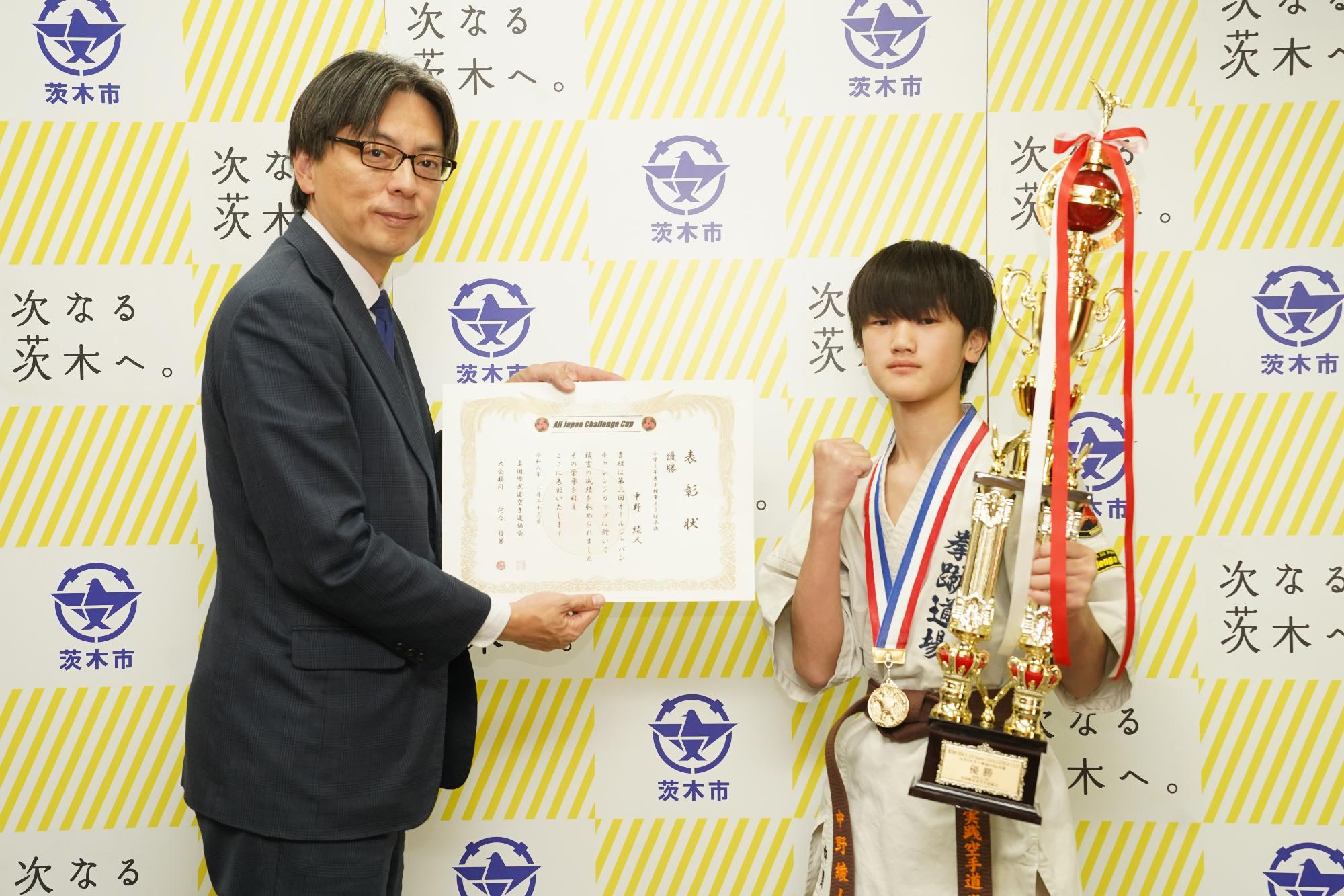 選手と市長の写真