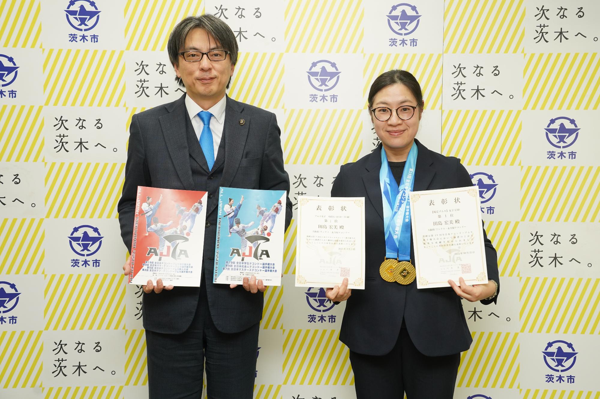 選手と市長の写真