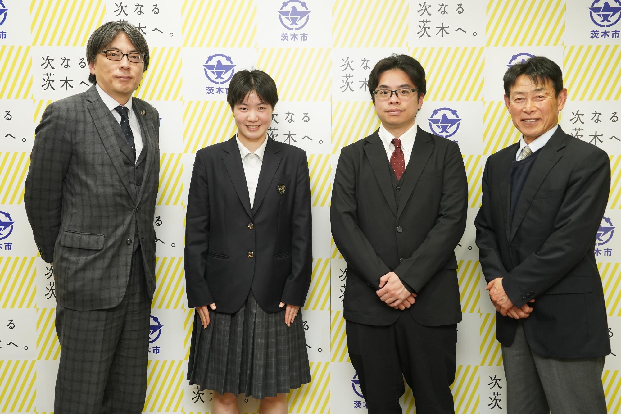 選手と関係者、市長の写真