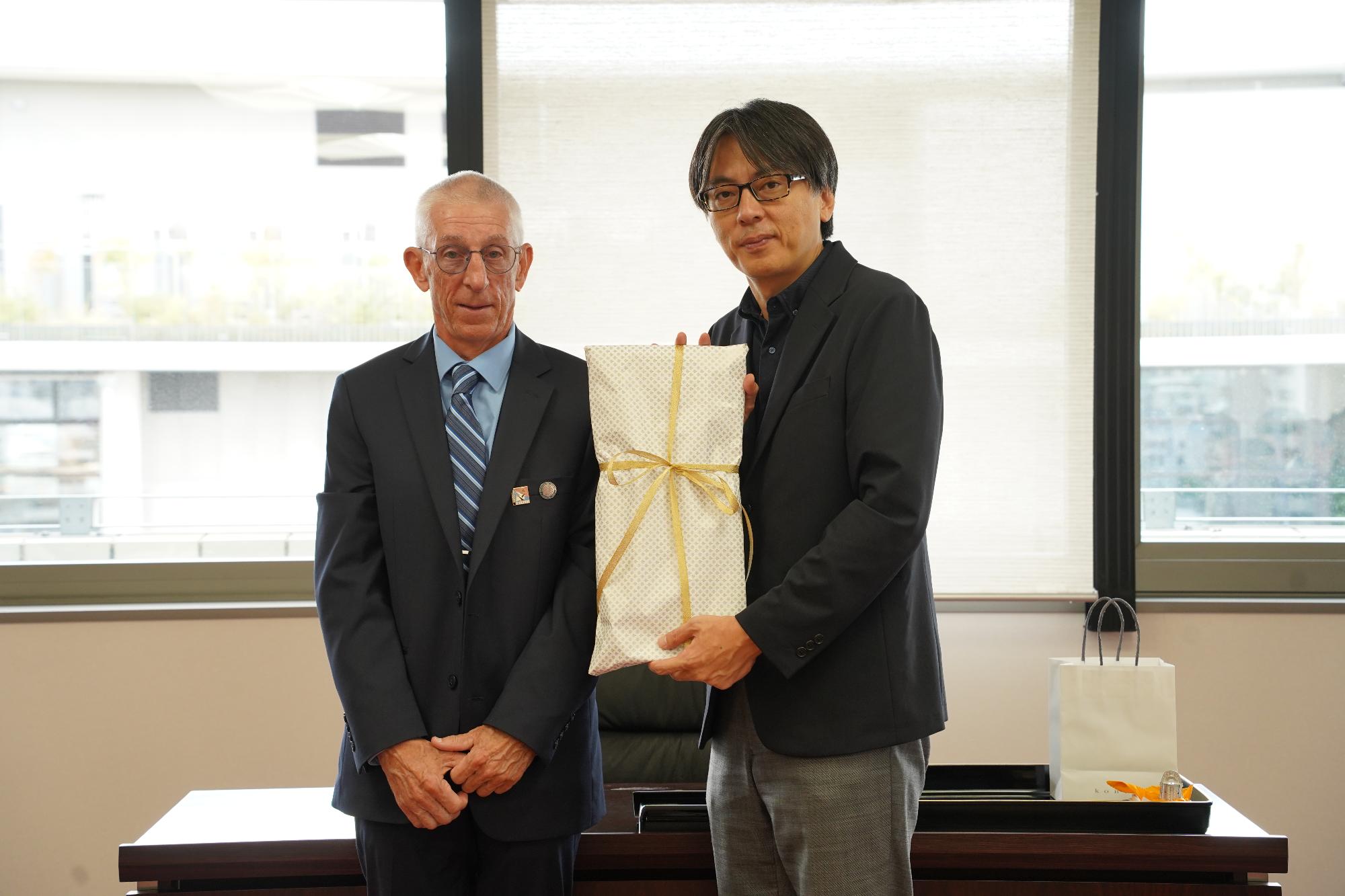 ミネアポリス市・茨木市姉妹都市協会会長と市長の写真