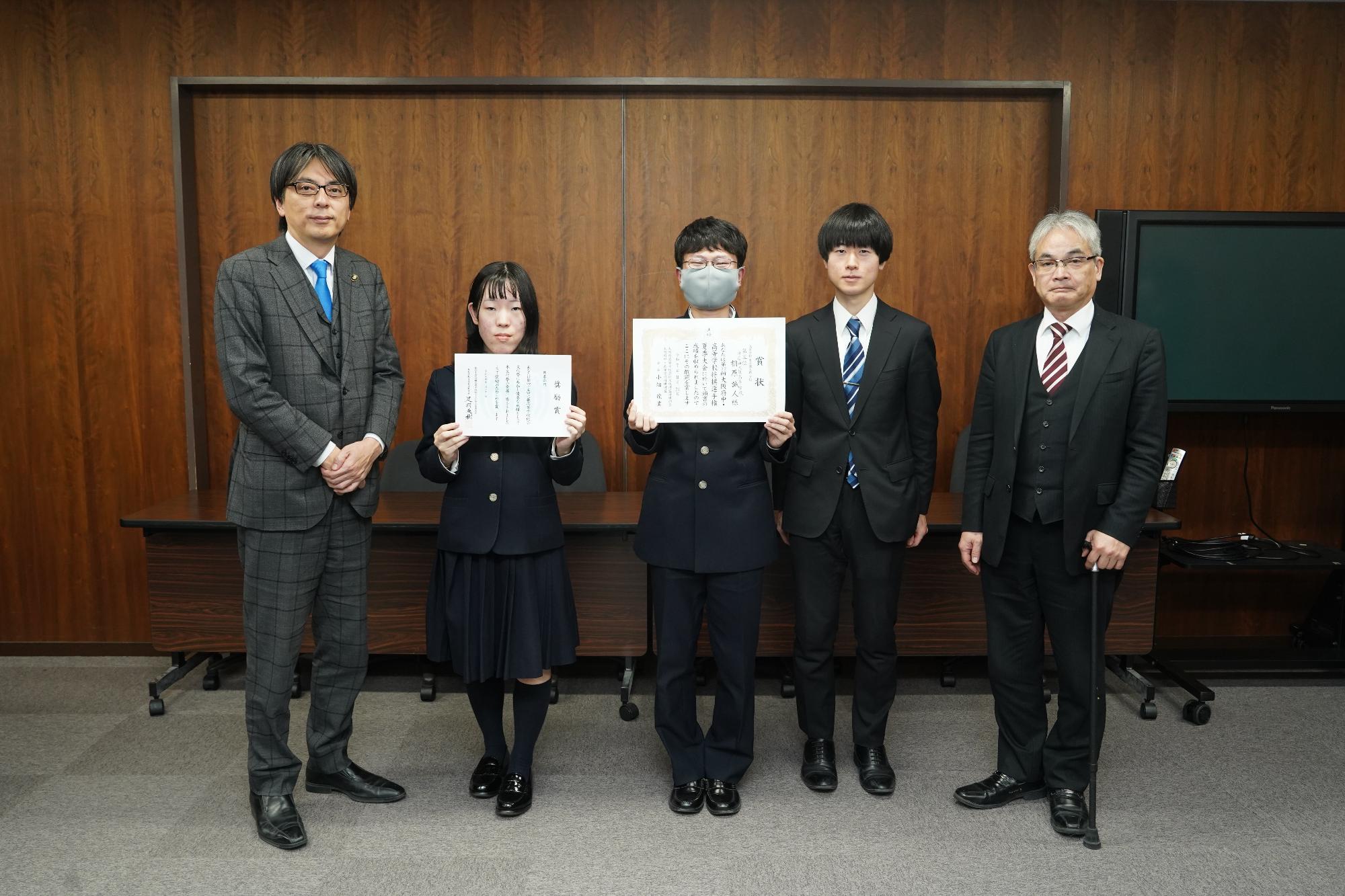 早稲田大阪高等学校囲碁・将棋部の皆さんと市長の写真