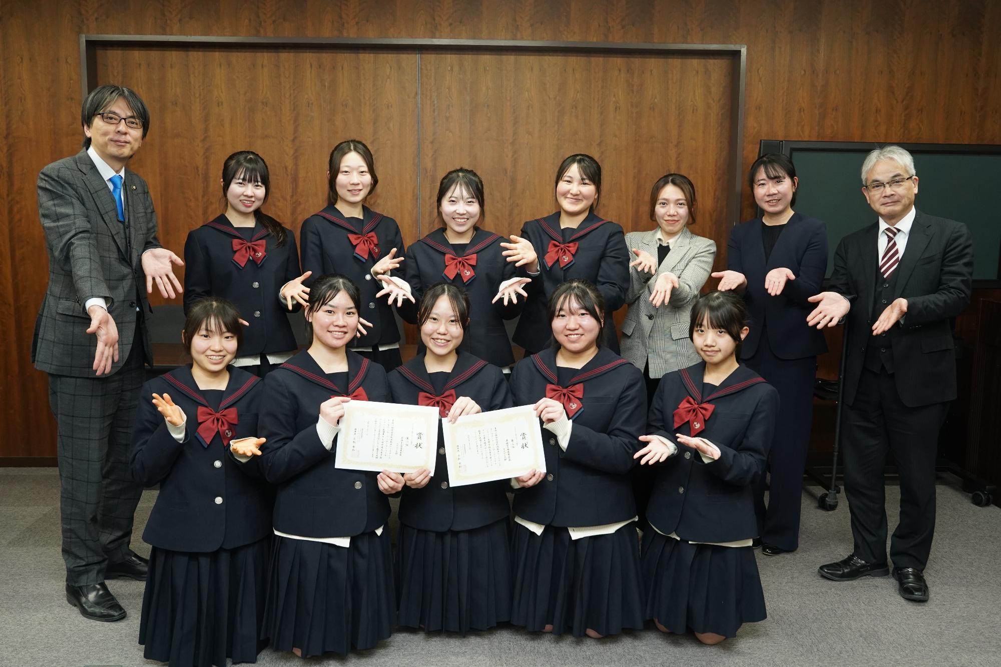 早稲田大阪高等学校チアダンス部の皆さんと市長の写真