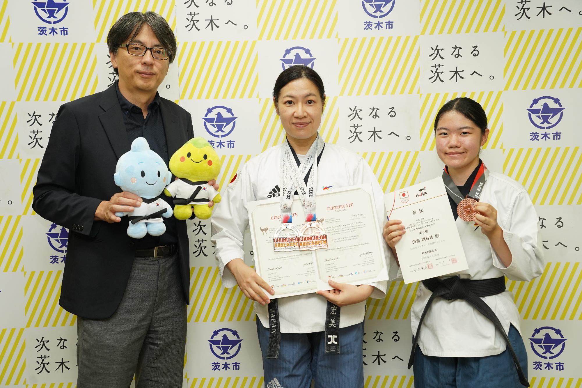 選手2名と市長の写真