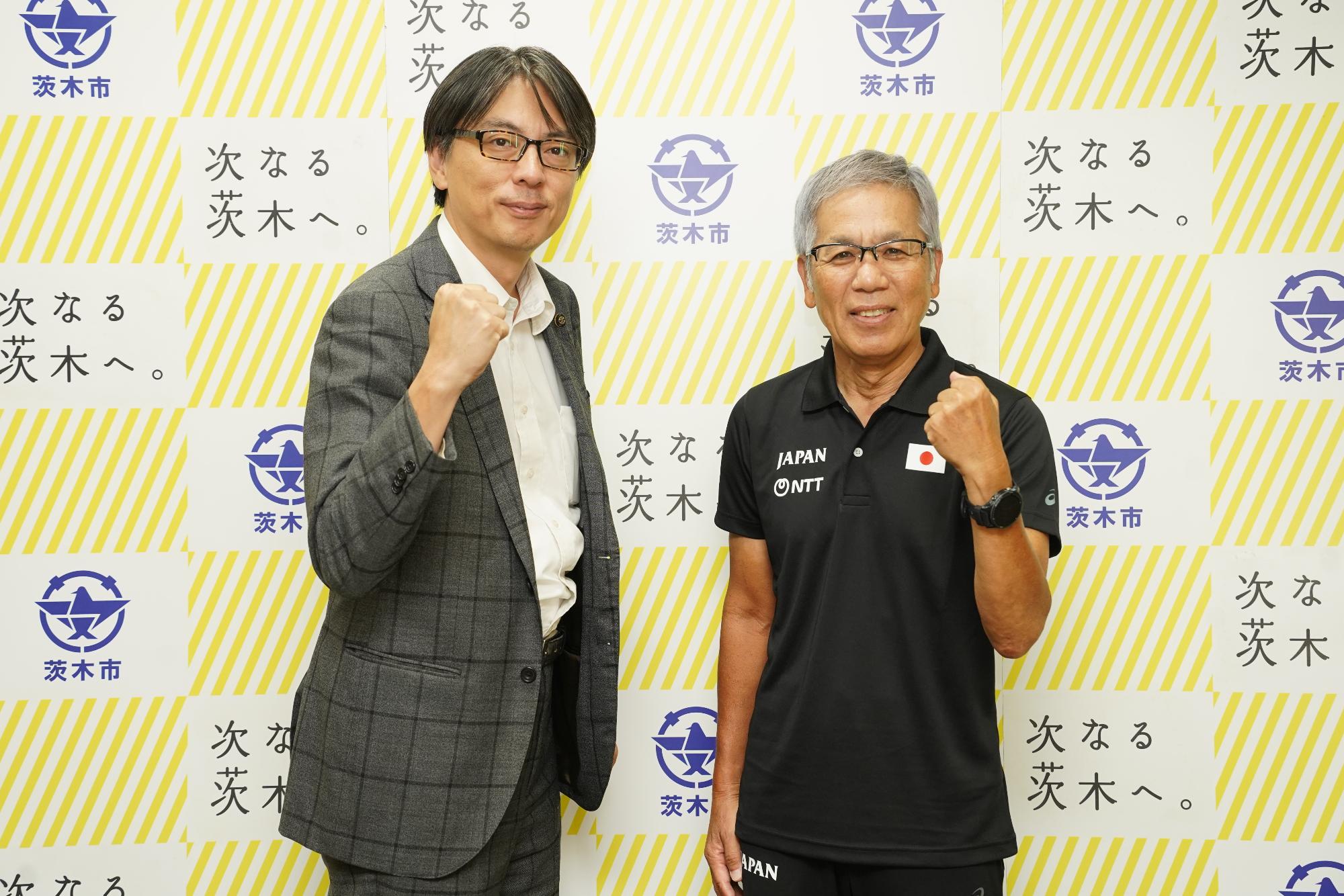 ガッツポーズをする選手と市長の写真