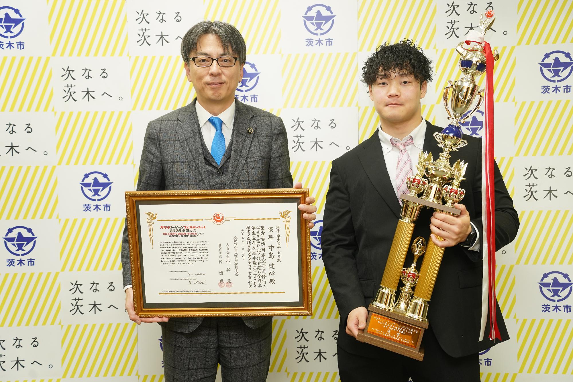 選手と市長の写真